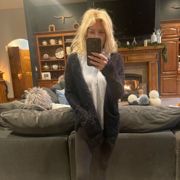 Hollister Black Cardigan Sweater s/xs nwot Cozy Fuzzy Design - Picture 3 of 6